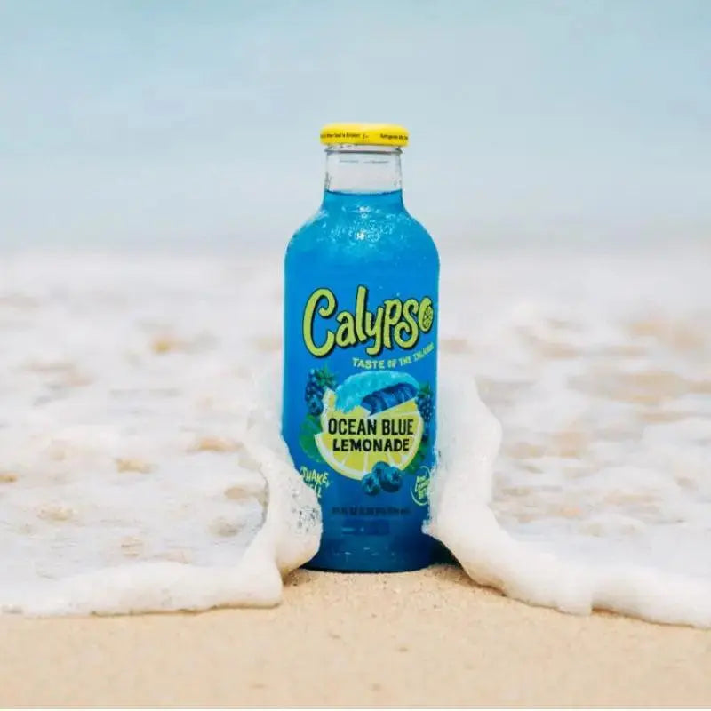 Calypso Ocean Blue Lemonade boca 473 ml u rukama, plava s etiketom