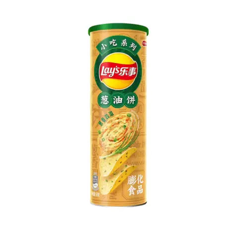 Cilindrično pakiranje Lay's Staxpancake s mladim lukom, zelena kapica, sprijed logotip